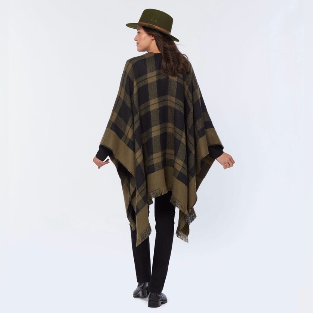 Women’s green plaid flannel Poncho cape - Picture 2 of 5